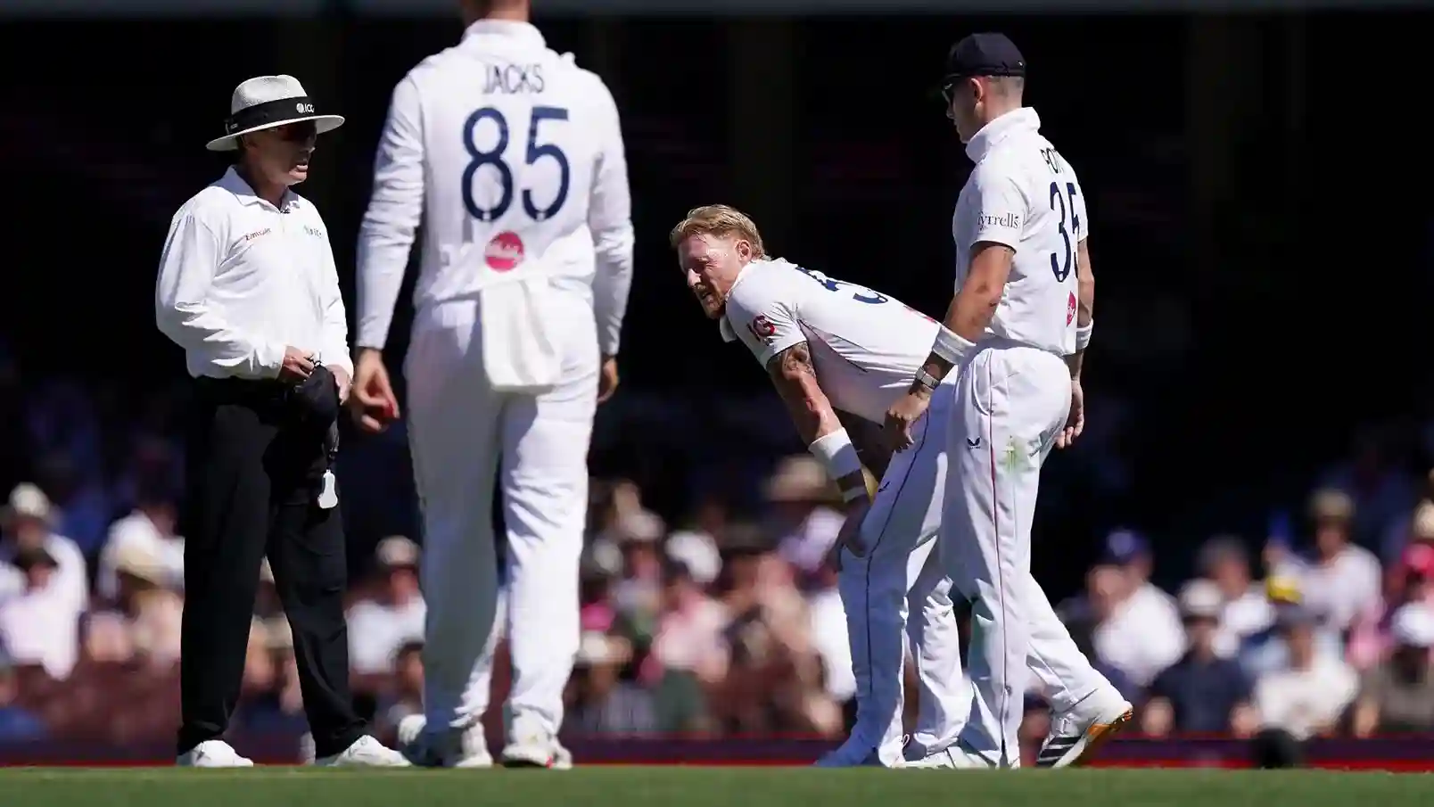 England suffer injury blow, captain Ben Stokes limps off the field